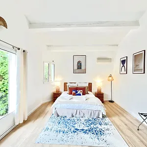 Hotel B, Salernes